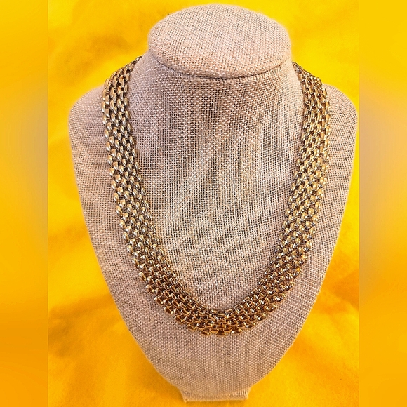 Jewelry - Gold Tone Necklace